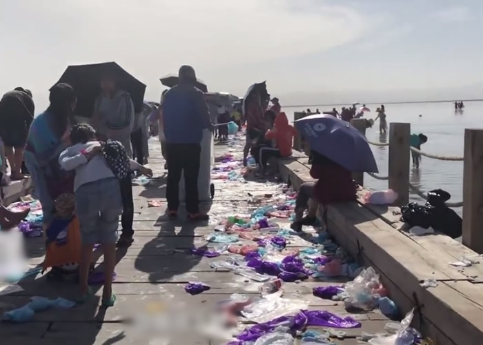 “中国天空之镜”青海乌兰县茶卡盐湖旅游旺季垃圾遍地