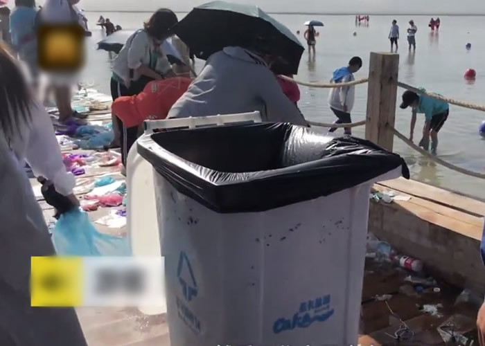 “中国天空之镜”青海乌兰县茶卡盐湖旅游旺季垃圾遍地