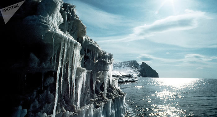 海洋级充气双体船“探索者”号在航海史上首次征服白令海峡