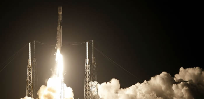 搭载印尼Merah Putih通信卫星的SpaceX“猎鹰9号”运载火箭发射升空