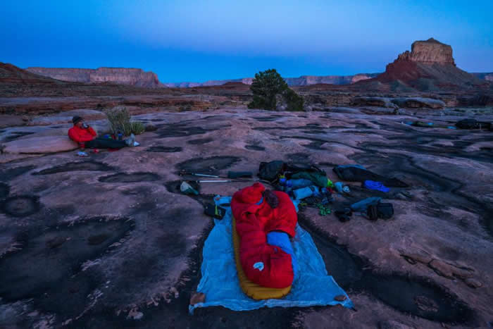 背包客在大峡谷北侧露营。 PHOTOGRAPH BY PETE MCBRIDE, NATIONAL GEOGRAPHIC CREATIVE