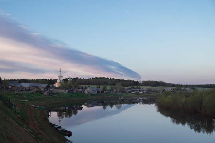 金沙(Kimzha)是坐落在梅泽河畔的迷人村落,曾在2016年被提名为俄罗斯最美丽的村庄之一。自1960年代以来,就有数十具火箭掉在金沙周围的森林里。 PHOT