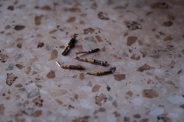 严格来说俄罗斯当局是禁止这种作法的,但村民还是会去捡拾像这样的黄金火箭零件(如图),熔掉之后带到阿尔汉格尔斯克市(Arkhangelsk)秤重卖。 PHOTOG