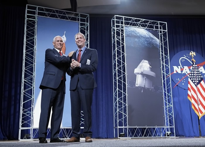 彭斯(左)到访詹森太空中心。