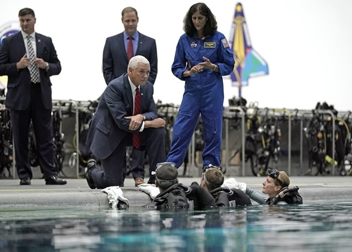 彭斯(中)与受训的太空人交谈。