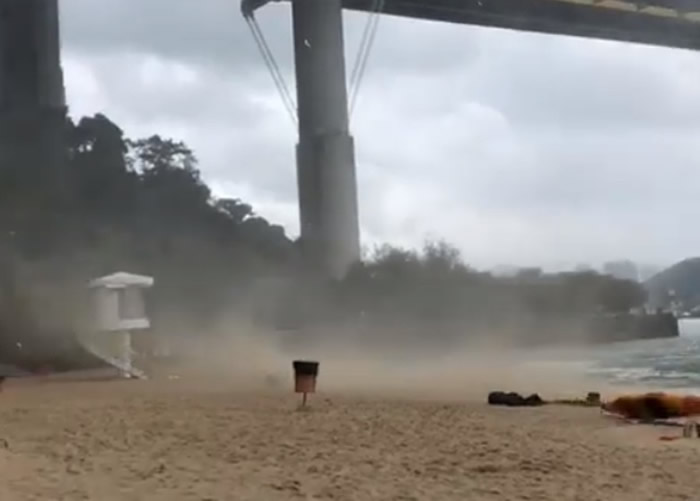 有网民在荃湾丽都泳滩拍摄到水龙卷。(Facebook专页“香港政府拯溺员总工会”截图)