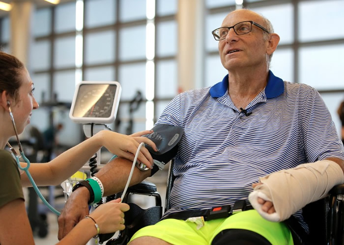 利顿(右)遭鲨鱼袭击,死里逃生。