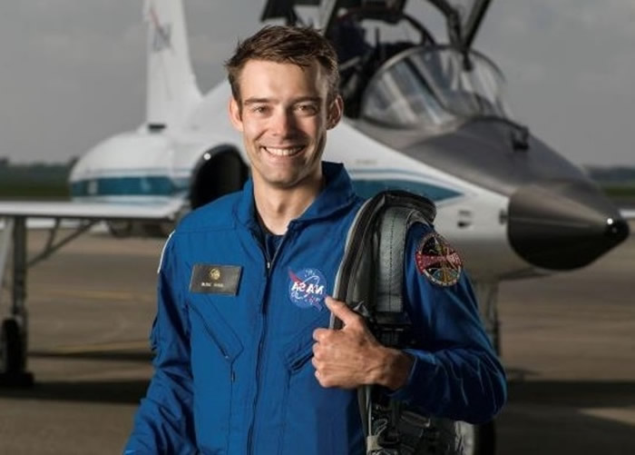 库林自愿退出NASA的宇航员训练计划。