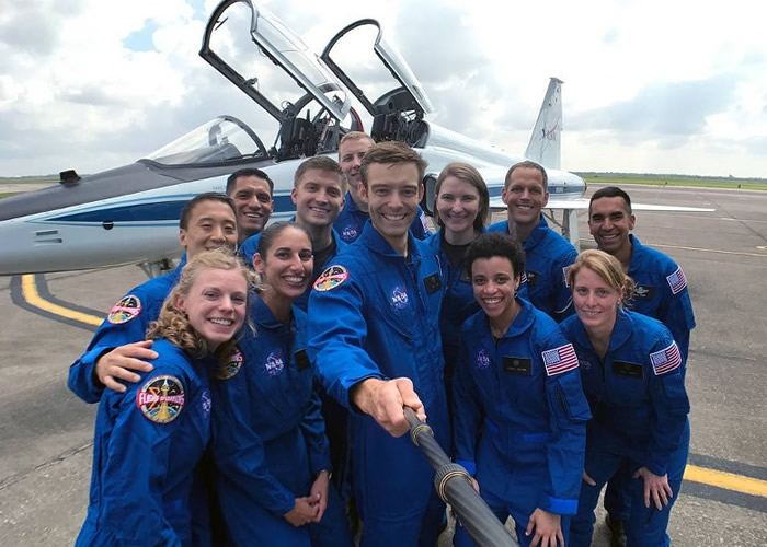 库林(前排中)去年获选加入NASA受训时,与其他入选者玩自拍。