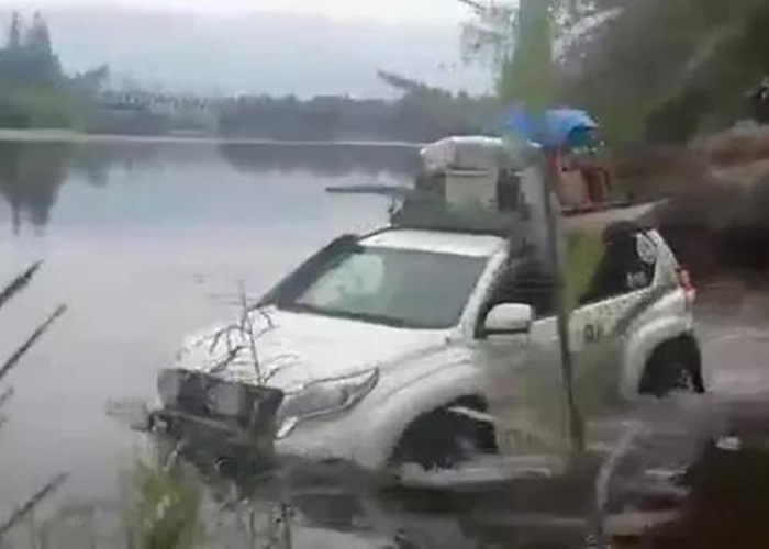 网传吴郁一行人坐在越野车渡河。
