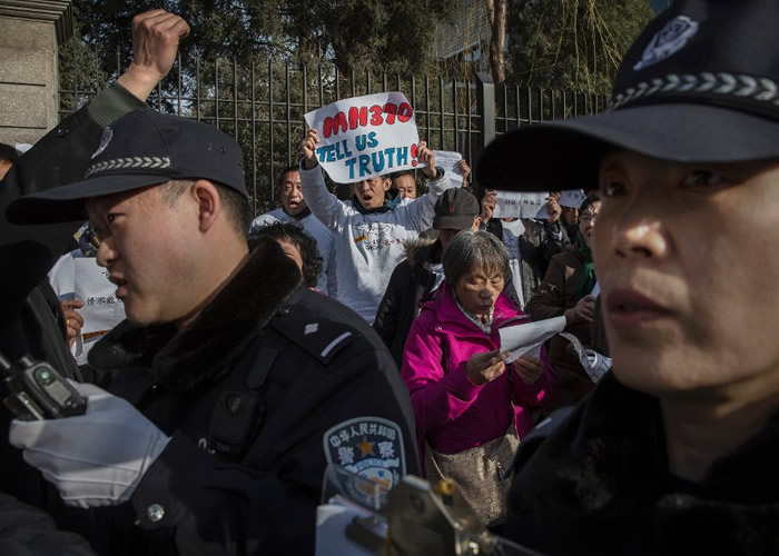 MH370失踪乘客的家属多年来四出求助,希望知道客机坠毁的位置。