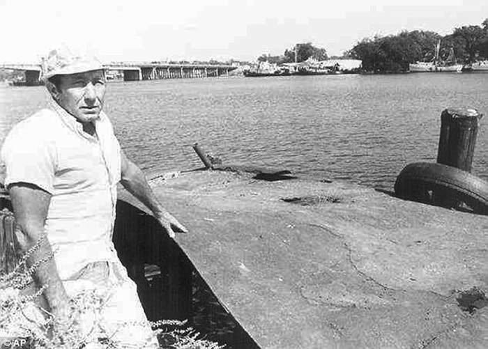 当年42岁的帕克与18岁的同事希克森在钓鱼时,短暂被外星人绑架到飞碟上。