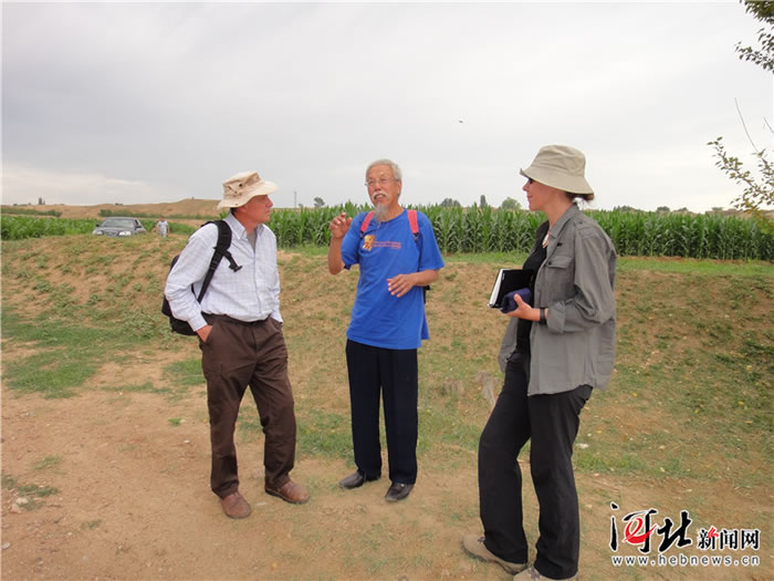 卫奇正在向来访的美国亚利桑那大学旧石器时代考古学家欧阳志山(John Olsen)和他的学生介绍泥河湾。