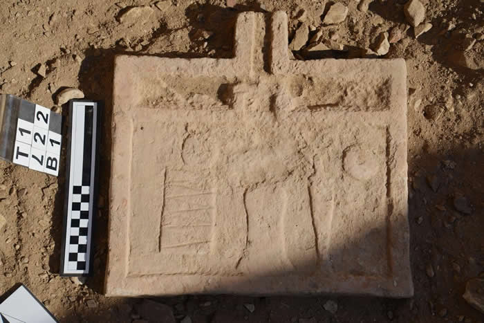 这片供品盘从英特夫的墓中出土。虽然遗址大部分的墓都遭到洗劫,学者还是希望能藉由研究坟墓的建筑结构来了解中王国时期的文化。 PHOTOGRAPHY BY SARA