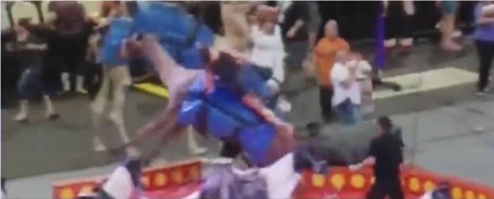 美国宾夕凡尼亚州匹兹堡马戏团骆驼疑遭刺激 场内横冲直撞酿7伤