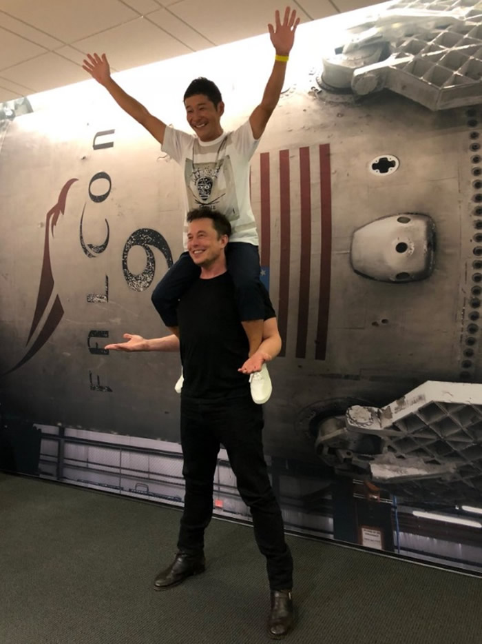 马斯克(下)与前泽(上)会前兴奋合照