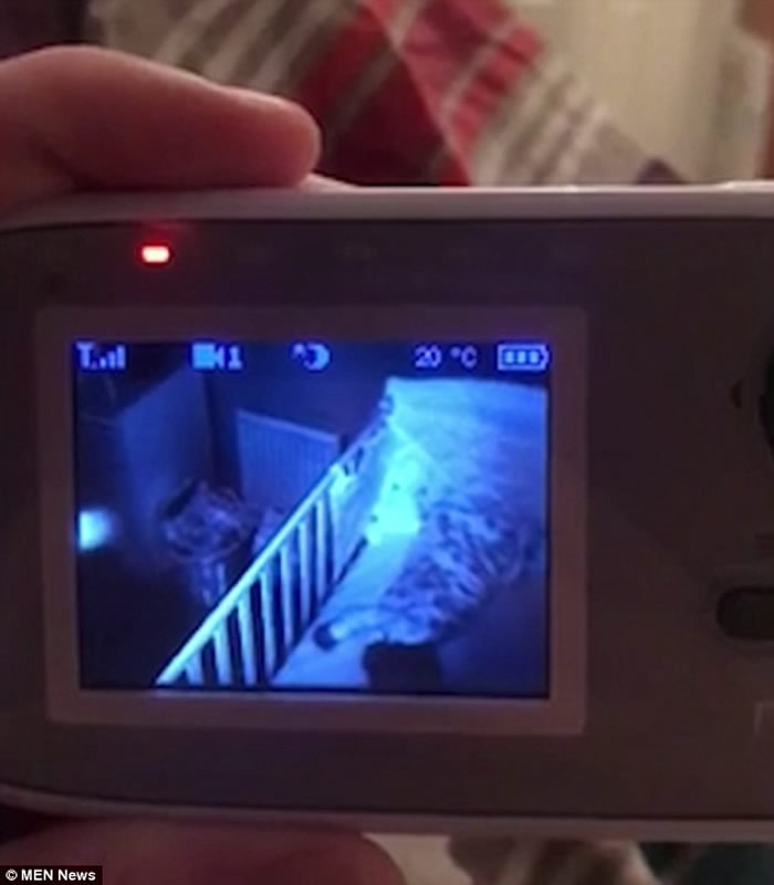 英国诺森伯兰郡父亲打开家中监控摄录机查看时发现神秘发光球体“站”在小女儿床边