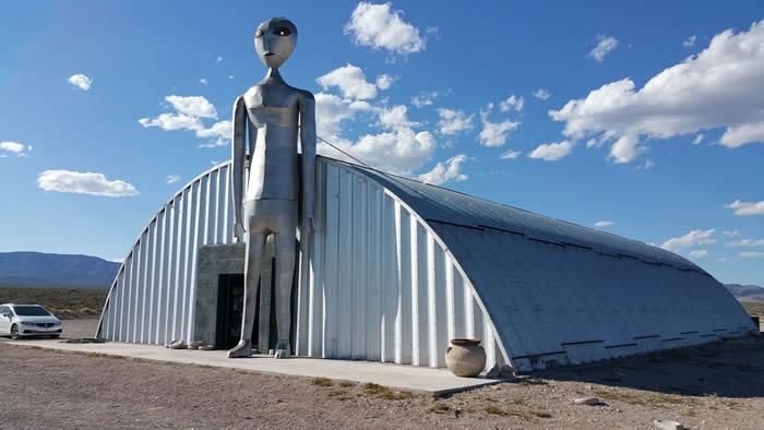 美国内华达州51区“绿屋”供总统观看外星人尸体 18名来自坤吞尼亚星的外星人为政府工作?