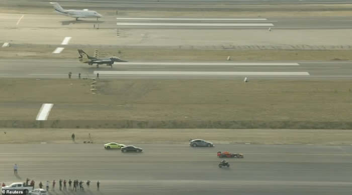 土耳其航天科技展“最强对最强”赛事:摩托车、赛车、跑车、商业喷射机及战机竞速