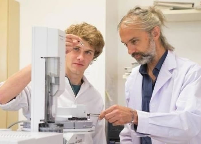 博布罗夫斯基(左)与布罗克斯(右)研究狄更逊水母化石并破解谜团。