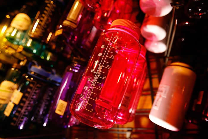 由于双酚A可能具有毒性,制造商不断开发出各种结构类似的替代物质。但有愈来愈多的研究显示,这些替代品同样可能危害健康。 PHOTOGRAPH BY DAVID M