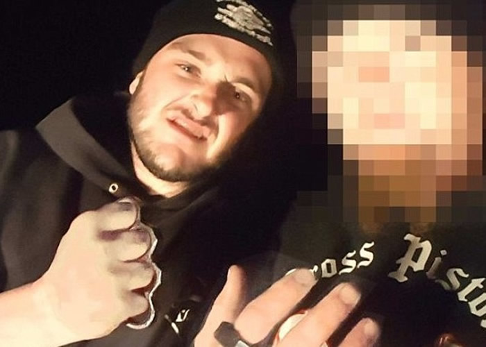 其中两名涉案男子,当中一人(右)已被警方辨认身份,两人手指都套上铁莲花加强杀伤力。