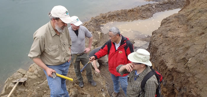 研究团队在野外现场