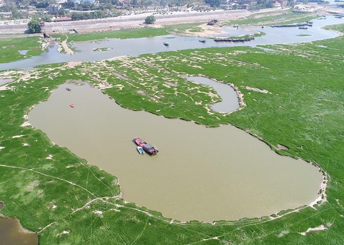 由于鄱阳湖已进入枯水期,有船只“被困”水中。