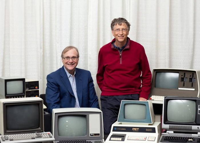 保罗艾伦(左)与盖茨(右)于2013年重拍当年的经典合照。