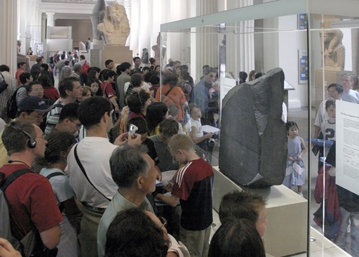 罗塞塔石碑吸引大量游客。