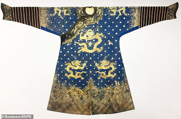 英国军人后代家庭拍卖中国清代乾隆皇帝龙袍