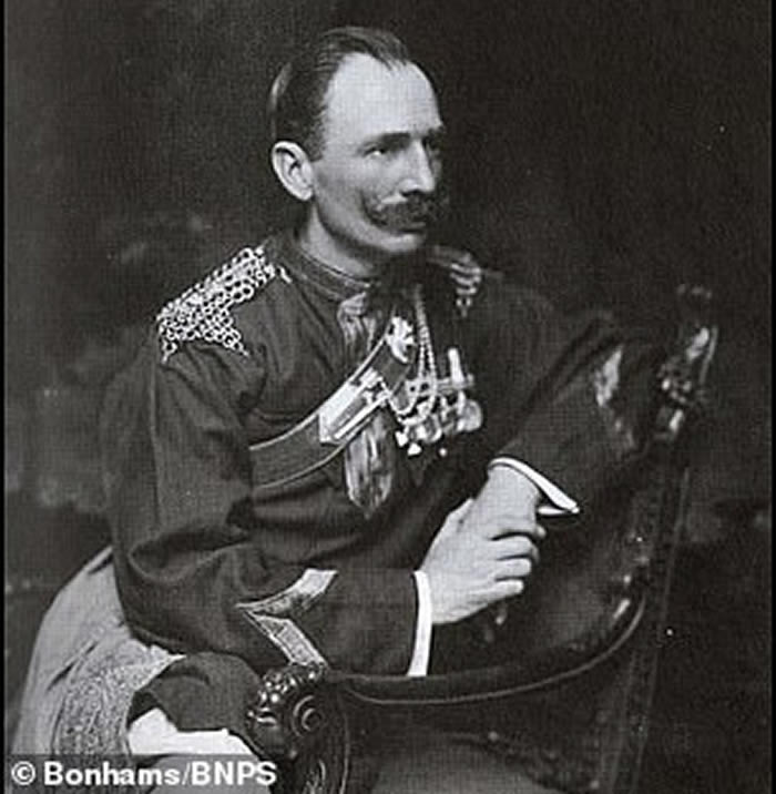 英国军人后代家庭拍卖中国清代乾隆皇帝龙袍