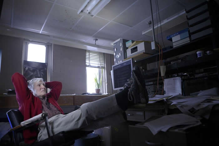 微生物学家卡尔.乌斯(Carl Woese)──这本书的作者大卫.逵曼(David Quammen)口中的「厉害怪咖」──发现了生物的第三个界,古菌界(arch