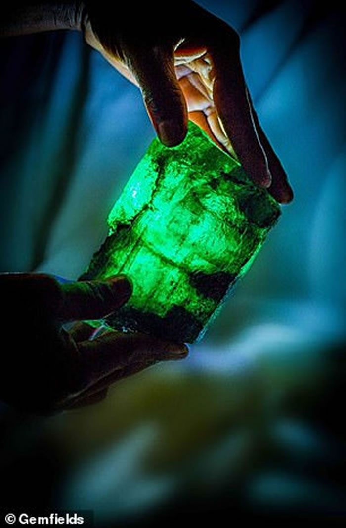 赞比亚矿场发现重逾5500克拉的祖母绿宝石 估价近300万美元