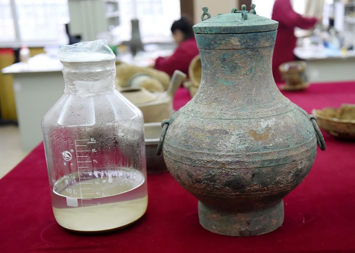 该对高52厘米、腹部半径38厘米的青铜壶,里面载有3.5升液体。