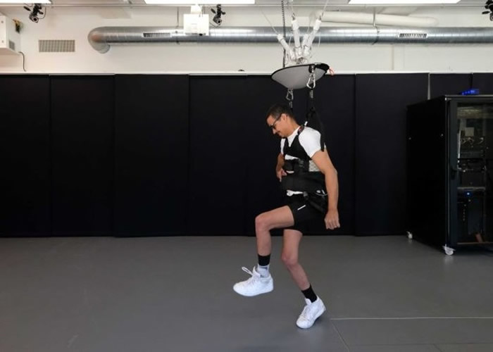 电流刺激患者腿部重新活动,重建神经网络。