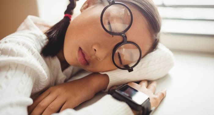 睡眠不足会导致人养成不健康的饮食习惯和久坐的生活方式