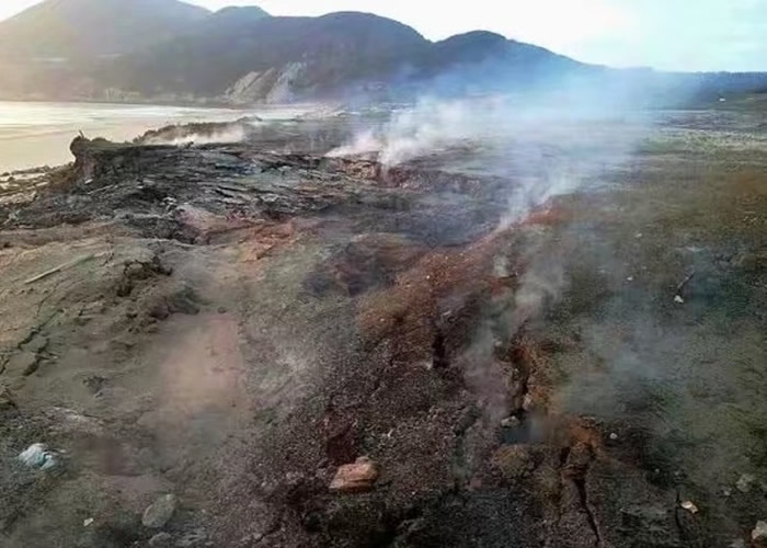 福建漳州近日出现“自燃”奇景,地上冒出大量白烟。