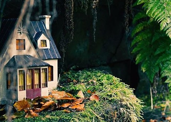 团队制作精灵小屋,将它们隐藏在森林的苔藓内。