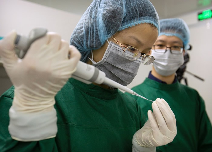 基因编辑技术存在道德论理争议。