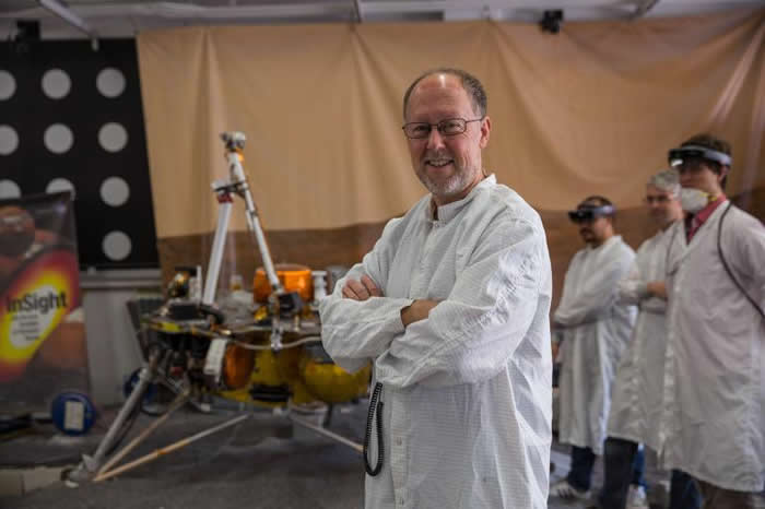 �ڶ������½ǰ�ļ������ڣ�����ŵ���Ҫ�����˲�³˹��������վ��ģ����½���̵ĸ���ģ���ԡ� PHOTOGRAPH BY CASSANDRA KLOS