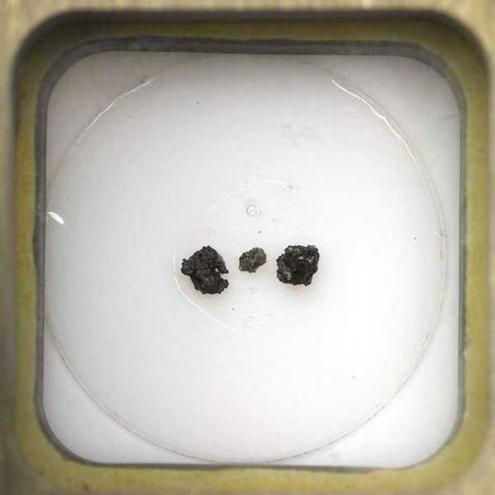 前苏联采集月面碎石 85.5万美元高价易主