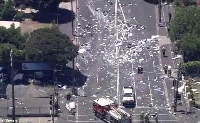 时空旅人再现?澳洲墨尔本货车爆炸前一刻 黑衣男子神秘消失