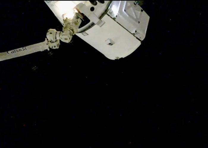 天龙号成功与机械臂接上。