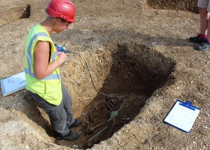 Ӣ��Լ�˿�2300��ǰ����ʱ�����Ǳ���ì�ᴩ ����ɱ����Ѫ����ʽ�й�