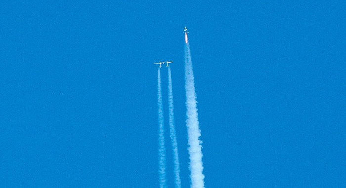 团结号垂直爬升。