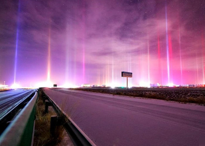 媲美冰岛极光!青海海西州茶卡镇上演激罕光柱自然现象