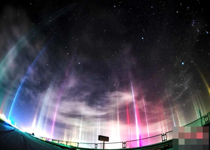 漫天都是缤纷的光柱。