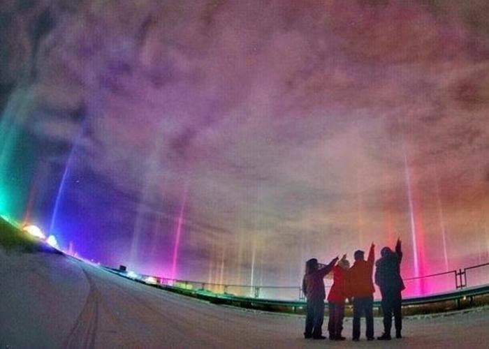 市民纷纷驻足观看罕见的光柱景象。