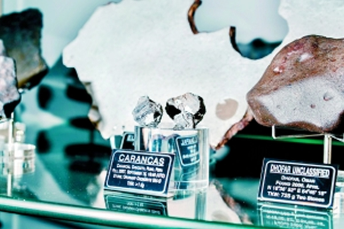 沃德家里专门有一个收藏室,收藏了从全球各地发现的陨石精品。